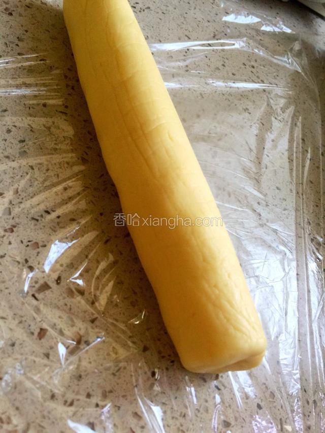 用保鲜膜整形成圆柱状，放入冰箱冷藏