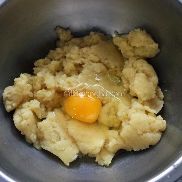 搅拌好的面粉糊倒入容器里加入鸡蛋（鸡蛋要一个一个的加入，加入一个后充分搅拌均匀后再加下一个）