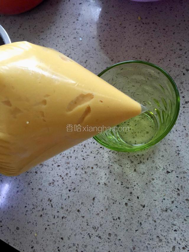 把面糊装入裱花袋里
