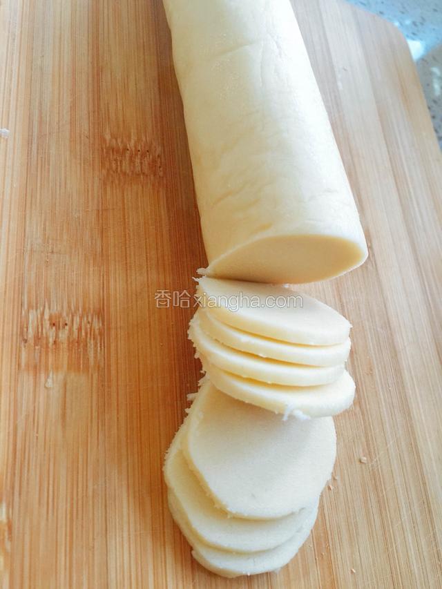 开始预热烤箱，上下火180度，10分钟，酥皮从冰箱里取出切片，如果容易切碎，可以先放一会回温一下再切