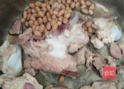 筒骨花生汤的做法图解1