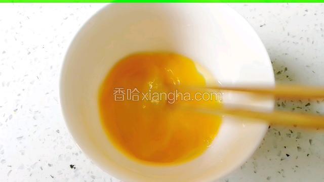 鸭蛋打入碗里，用筷子打散备用。