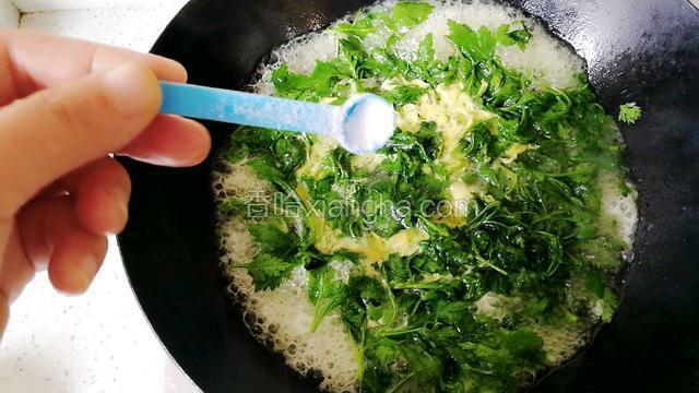 淋入蛋液，加适量盐，胡椒粉，鸡精。出锅！