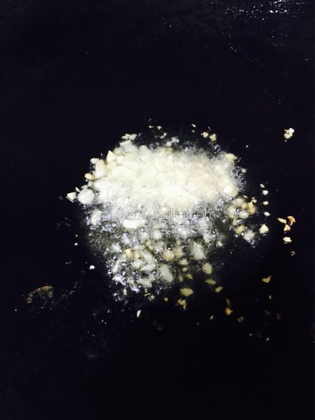 放入蒜末爆香。