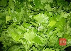 蒜蓉芹菜叶豆腐皮(凉菜）的做法图解1