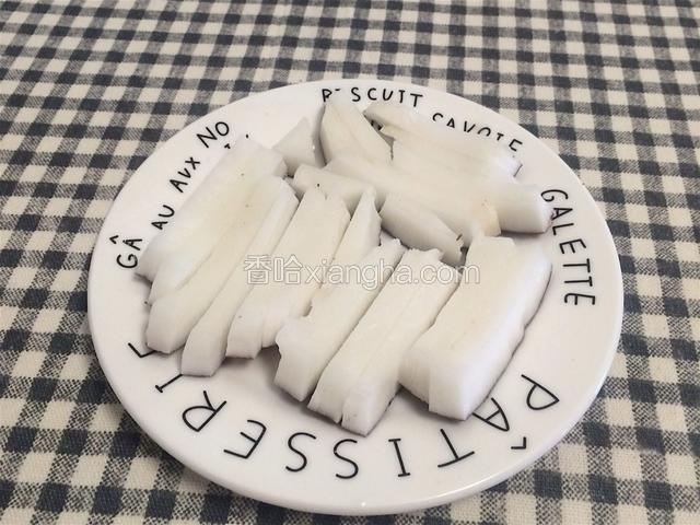 脱壳新鲜椰子肉150g，洗净切片备用！