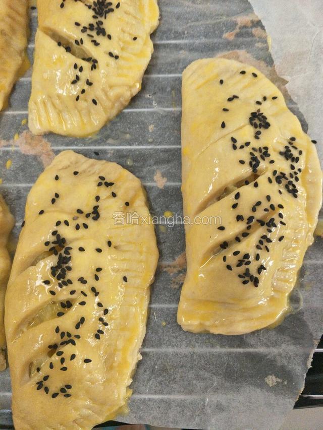 然后撒上黑芝麻，放入烤箱30分钟。