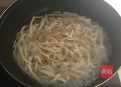 豆腐皮炒韭菜的做法图解2