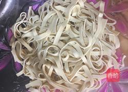 豆腐皮炒韭菜的做法图解3