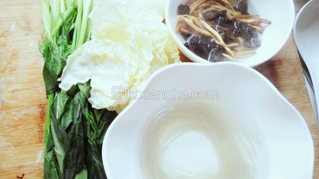 菠菜包菜香葱洗干净，木耳黄花菜和粉条用开水泡开。