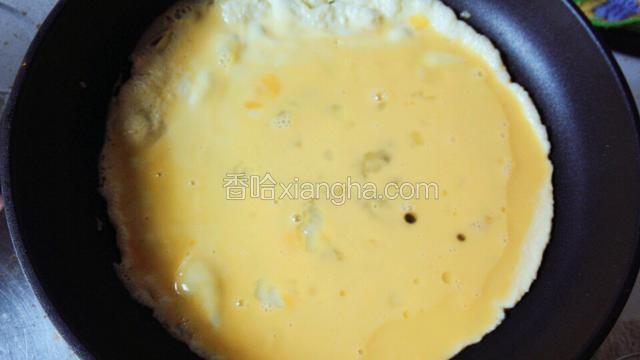 平底锅倒入香油，拌均的蛋液倒入锅中摊成蛋饼，熟后倒出