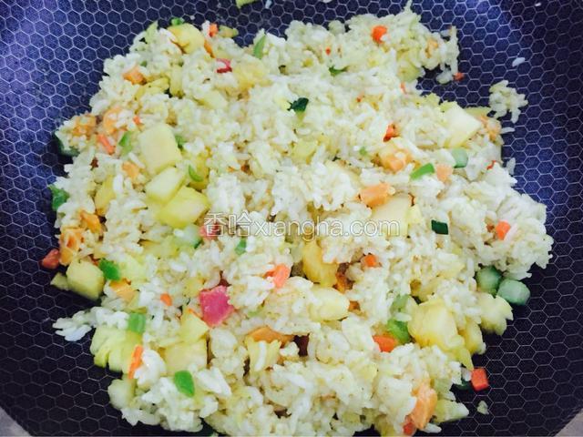 最后放上菠萝丁和鸡精