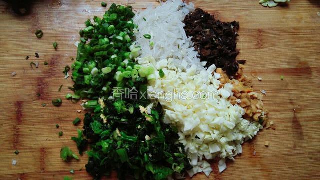 菠菜挤干水分切碎，包菜去杆切碎，香葱粉条黄花菜木耳分别切碎备用