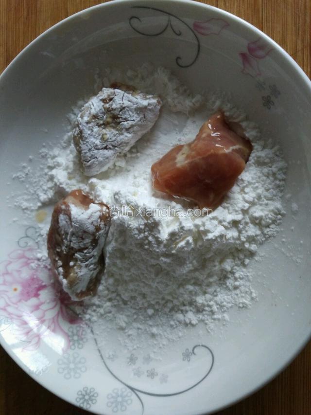腌制好的肉块裹上一层干生粉，用手抓均匀