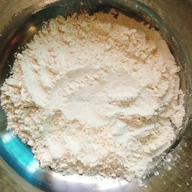 将适量的面粉倒在和面的器皿中