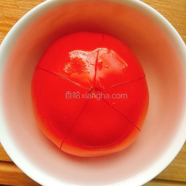 西红柿用刀轻轻在表面划几个印子，放在碗中倒入热水烫一下，轻松去皮