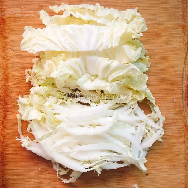 切白菜，将菜叶和菜帮分开