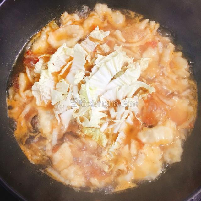 放入白菜叶，因为菜帮比菜叶难煮，所以菜叶后放入