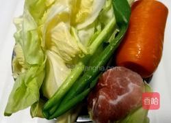 圆白菜炒肉的做法图解1