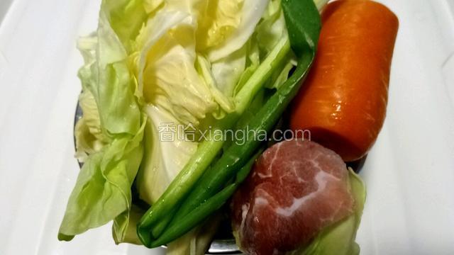 准备食材，把圆白菜、胡萝卜、葱、猪瘦肉洗净。