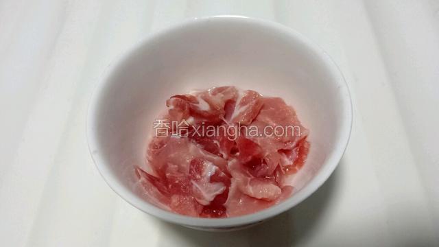 把猪瘦肉切成薄片，放入适量水淀粉，拌匀。