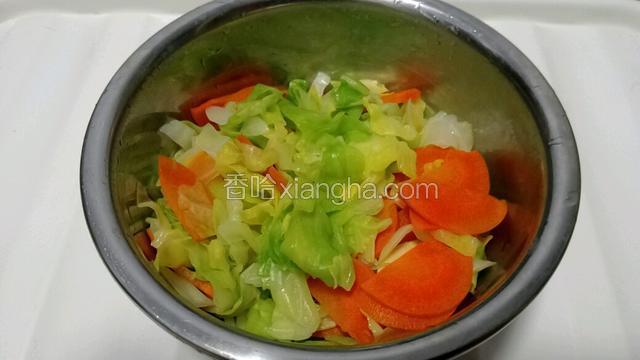 捞出，控干水份，放入盆中。