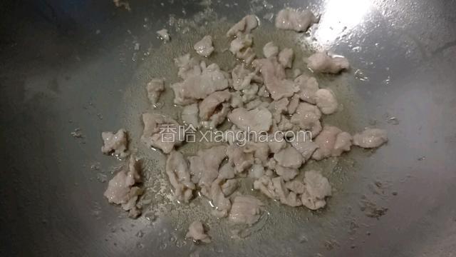 锅内放入适量食用油，烧热后放入猪肉片，翻炒至肉片变色断生。