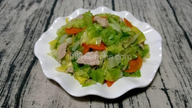 把菜盛入盘中。