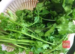 皮蛋拌香菜的做法图解1