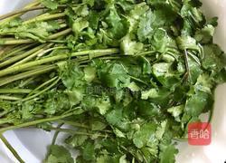皮蛋拌香菜的做法图解2