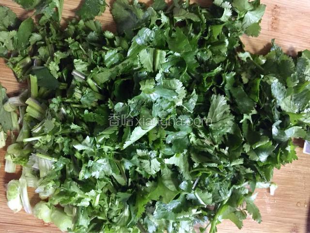 将香菜切碎