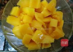 颗粒感十足的芒果奶昔的做法图解3