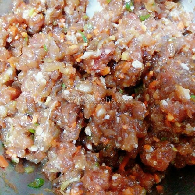 放入肉馅里 再加酱油 蚝油 盐 鸡精 香油搅匀