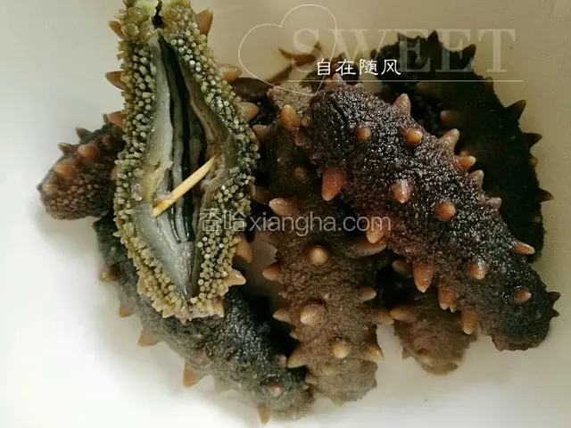 所有海参依次冲洗干净之后 再次放入温水中 置冰箱冷藏 大约一两天 海参彻底泡软 可以用牙签轻易扎透为好 烹饪之前要再次认真冲洗