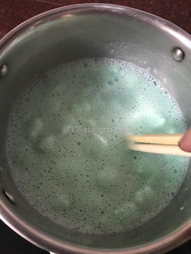 一起小火加热，要一直搅拌哦！搅至棉花糖溶化即可关火。