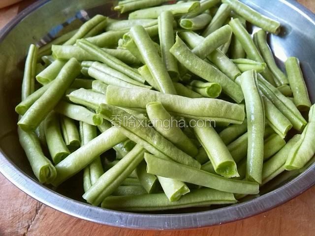 豆角洗净控水掰小段