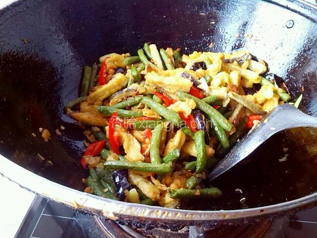 放入盐，味精炒匀