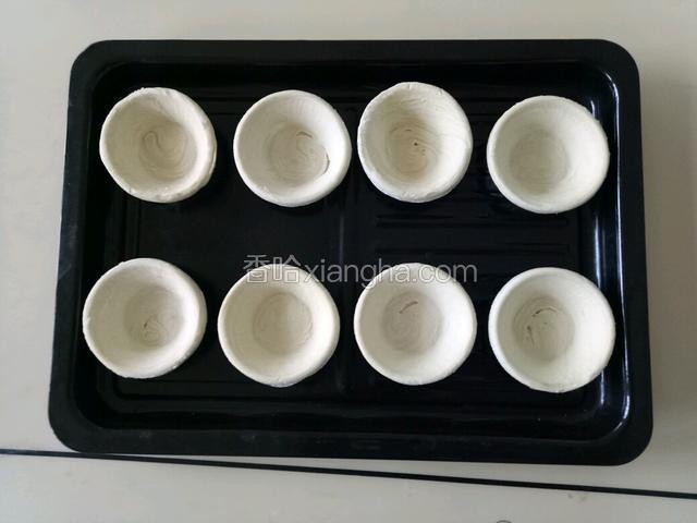 蛋挞皮取出，提前解冻二十分钟