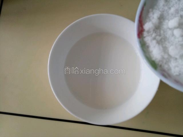 纯牛奶加热至温热，放入白糖拌匀