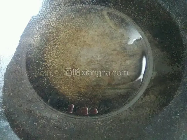 热锅，放大量油，高温致冒青烟。