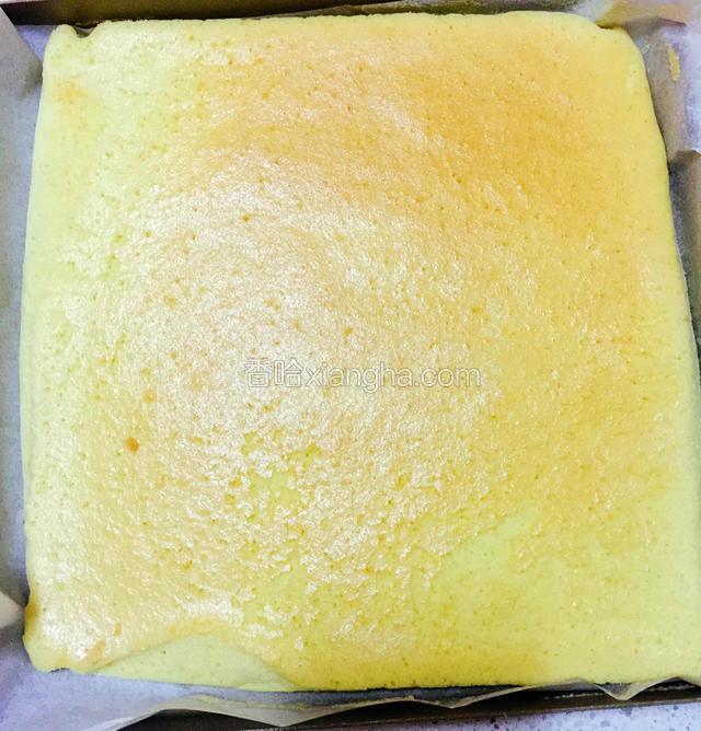提前烤好一个蛋糕卷胚子，威风蛋糕胚子也可以。