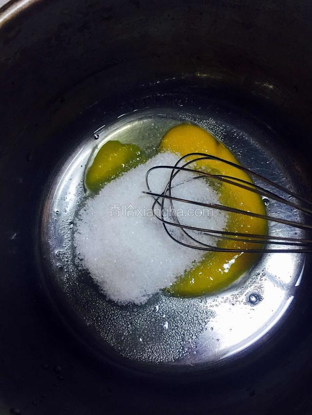 在烤戚风蛋糕的时候我们可以制作豆乳：将1个鸡蛋加40克糖加入奶锅（或耐高温盆）中打匀。