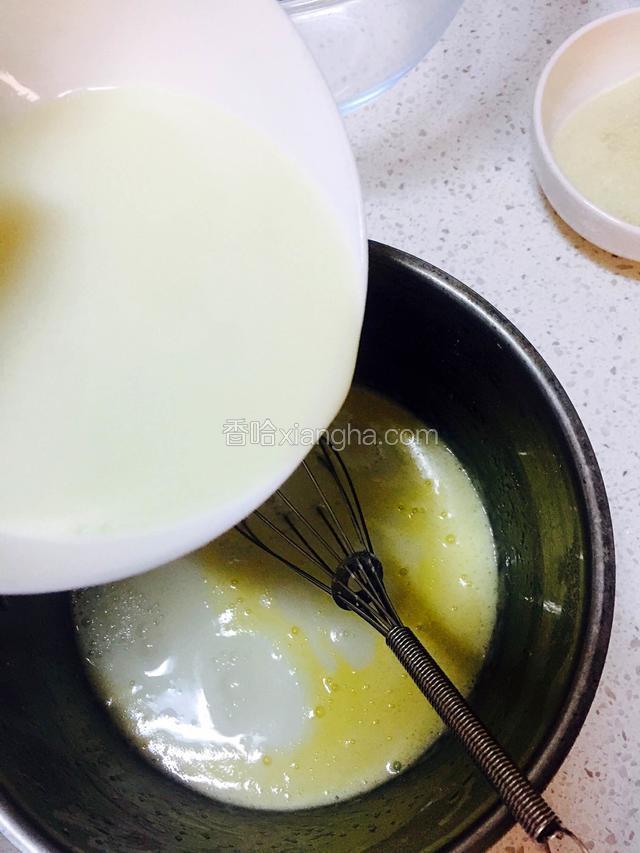 分次倒入熟豆浆，搅打至完全混合。
