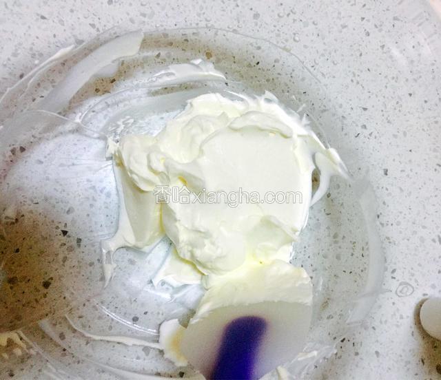 淡奶油100克加糖粉10克打至9分硬，即可以裱花的程度。