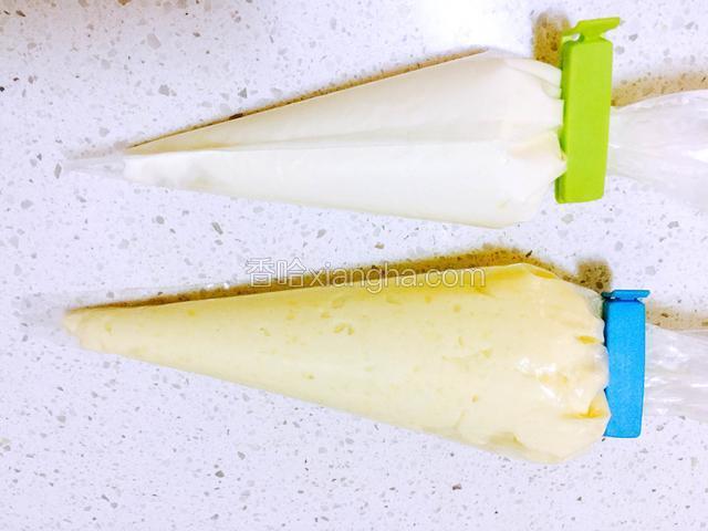豆乳糊和淡奶油分别装入裱花袋，剪个小口儿。