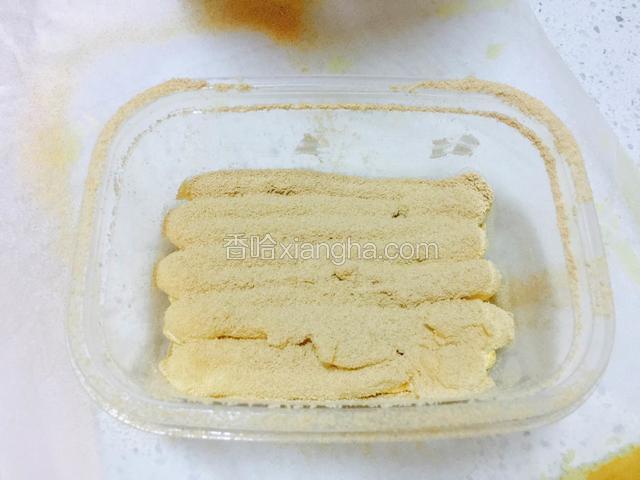 均匀撒上豆粉。