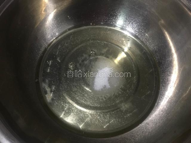 蛋白里加入三分之一的白糖和柠檬汁，用电动打蛋器打发。