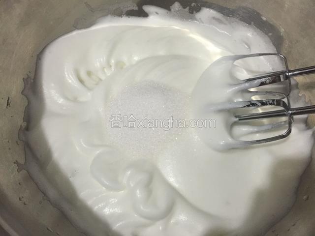 继续打发至蛋白浓稠出现纹路加入最后的白糖。