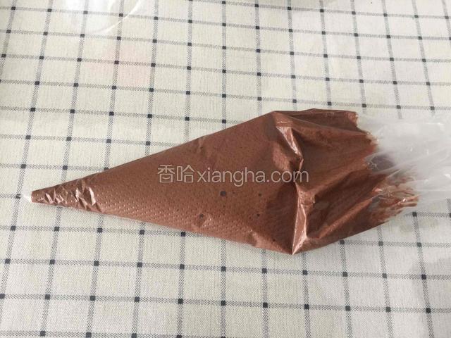 把翻拌均匀的可可糊装到裱花袋里。（150预热烤箱）
