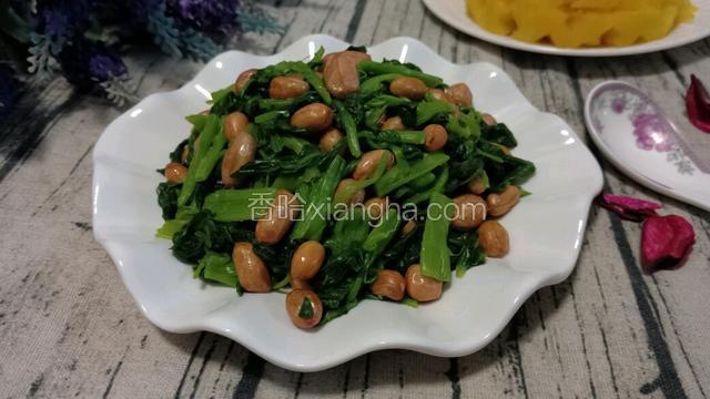 可以用花生米来拌菠菜，是很不错的凉菜哟。